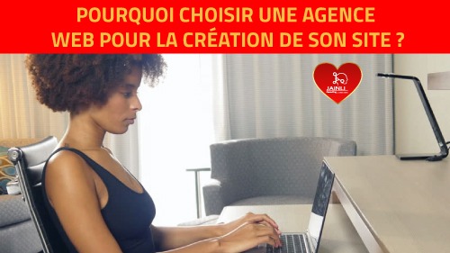 image d'une femme manipulant un ordinateur