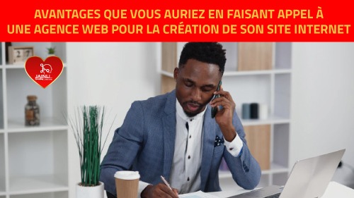 image d'un homme qui prend des notes avec un téléphone à l'oreille