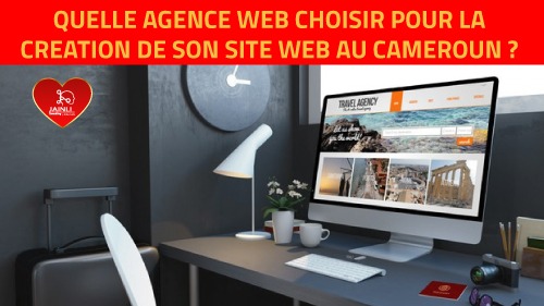 ordinateur posé sur une table avec des images dessus