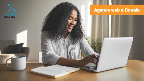 Femme métisse au bureau devant un ordinateur portable